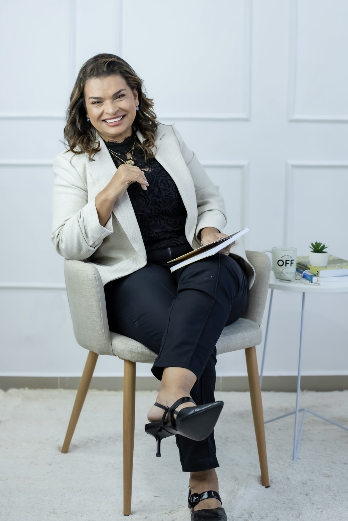 Marizete Rodrigues sentada e sorrindo