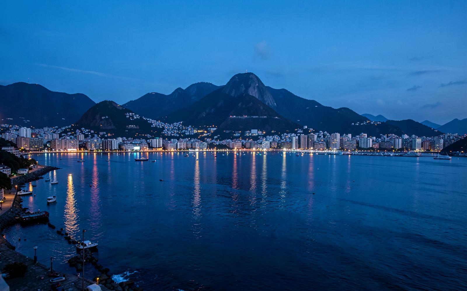 Baía do Rio de Janeiro ao anoitecer